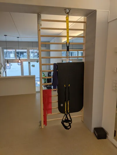 Sprossenwand mit TRX und Bändern