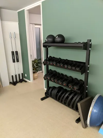 Trainingsraum mit Hanteln und Equipment